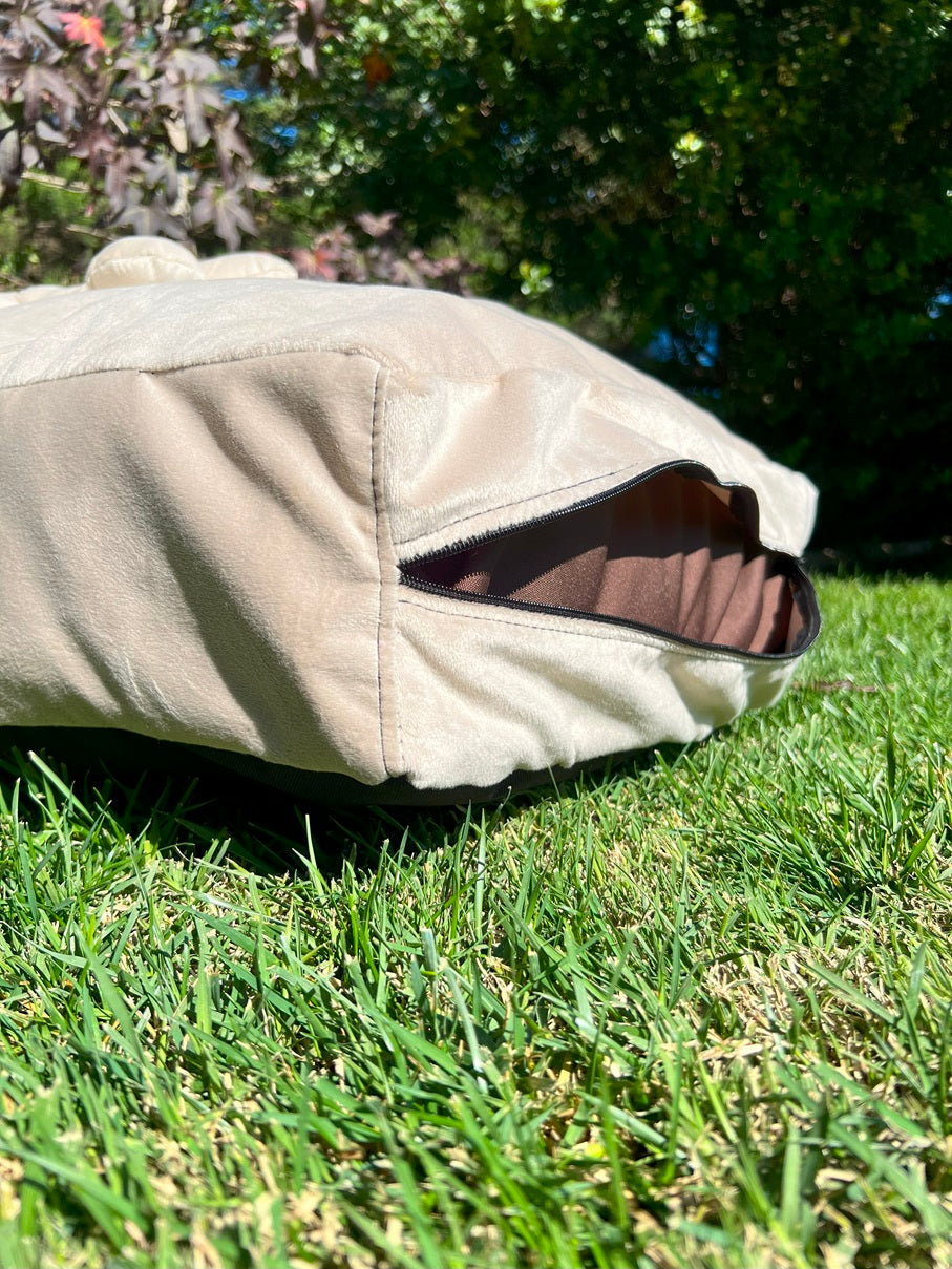 Colchón de mascota Felpa Beige con funda y base impermeable